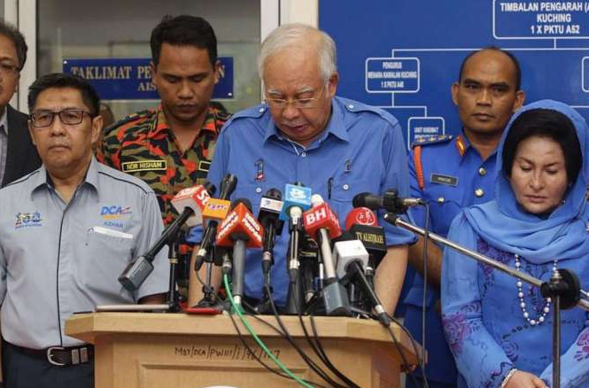 Tìm thấy thi thể nạn nhân vụ rơi trực thăng chở quan chức Malaysia Thủ tướng Malaysia Najib Razak tại cuộc họp báo ở sân bay Quốc tế Kuching