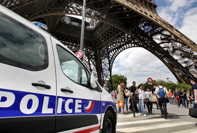 Sơ tán tại tháp Eiffel vì balo khả nghi Cảnh sát sơ tán tại tháp Eiffel vì balo khả nghi bỏ lại gần tháp