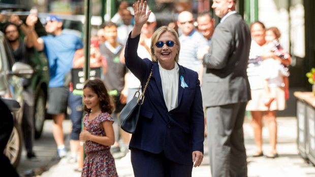 Hillary và Trump, ai đủ sức khỏe làm Tổng thống Mỹ? Ứng viên Tổng thống Mỹ của đảng Dân chủ Hillary Clinton không khỏe khi dự lễ tưởng niệm nạn nhân khủng bố vụ 11/9