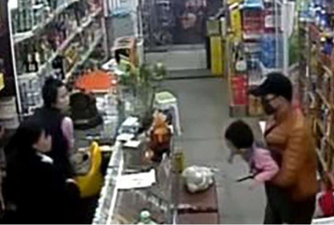 Giải cứu bé 3 tuổi bị bắt giữ làm con tin suốt 6 giờ Hình ảnh từ camera giám sát cho thấy người đàn ông bịt mặt tay cầm dao giữ bé gái 3 tuổi làm con tin trong cửa hàng ở Thiên Tân, Trung Quốc