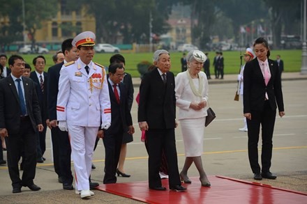 Truyền thông Nhật nói gì về chuyến thăm của Nhật Hoàng tới Việt Nam Nhật Hoàng và Hoàng hậu đến viếng Lăng Chủ tịch Hồ Chí Minh sáng 1/3.