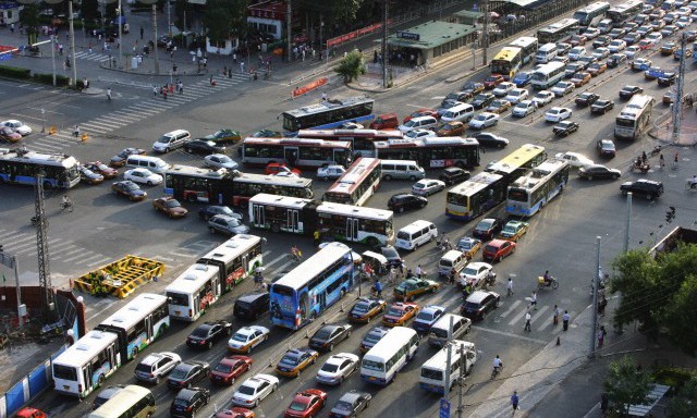 Xe bus lao vào xe tải, gần 50 người thương vong Các vụ tai nạn giao thông nghiêm trọng thường xuyên xảy ra ở Trung Quốc do luật giao thông chưa được chấp hành nghiêm chỉnh.