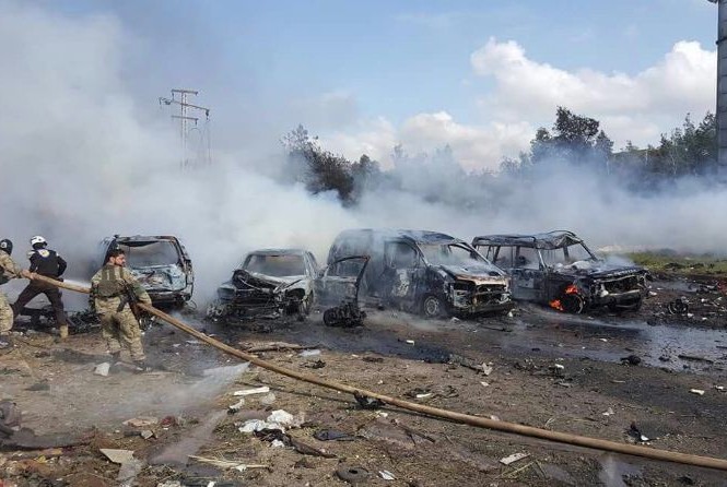 Syria: Đánh bom đoàn xe sơ tán, 70 người thiệt mạng Hiện trường vụ đánh bom kinh hoàng nhằm vào đoàn xe chở người sơ tán ở Syria.