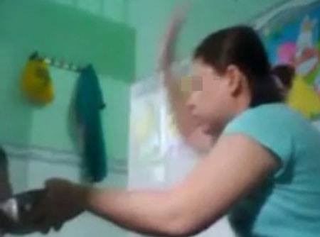 Đình chỉ cơ sở có bảo mẫu tát trẻ ngã sấp mặt trong bữa ăn Đình chỉ cơ sở có bảo mẫu tát trẻ ngã sấp mặt trong bữa ăn