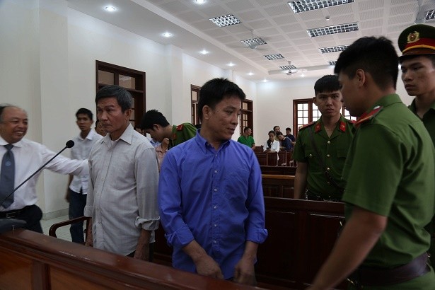 Lần thứ 3 hoãn phiên toàn xử vụ xà lan tông sập cầu Ghềnh Hai bị cáo tại phiên tòa