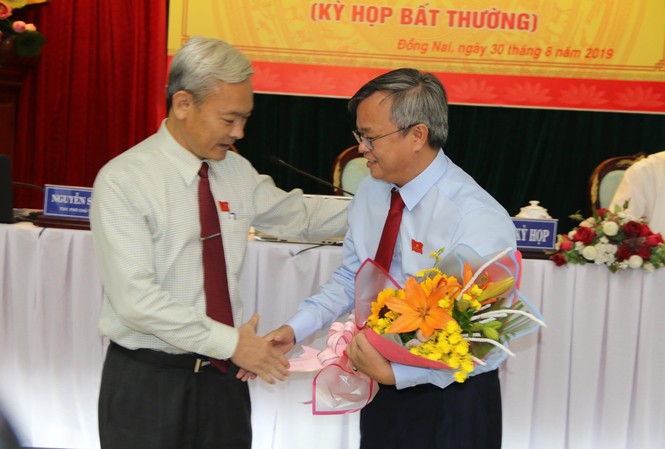 Ông Cao Tiến Dũng được bầu làm Chủ tịch UBND tỉnh Đồng Nai Bí thư Tỉnh ủy Đồng Nai tặng hoa chúc mừng Tân Chủ tịch UBND tỉnh Đồng Nai cao Tiến Dũng (bên phải)