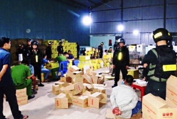 Đột kích xưởng làm giả nước ngọt thương hiệu nổi tiếng ngay trung tâm Biên Hòa Đột kích xưởng làm giả nước ngọt thương hiệu nổi tiếng ngay trung tâm Biên Hòa