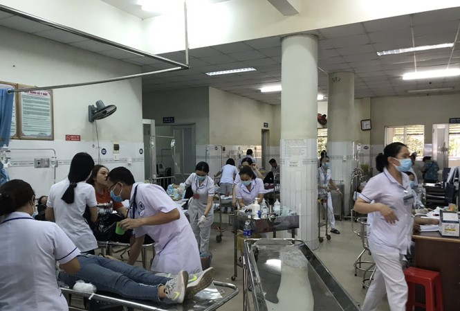 Gần 100 công nhân cấp cứu do nghi ngộ độc thực phẩm Gần 100 công nhân cấp cứu do nghi ngộ độc thực phẩm