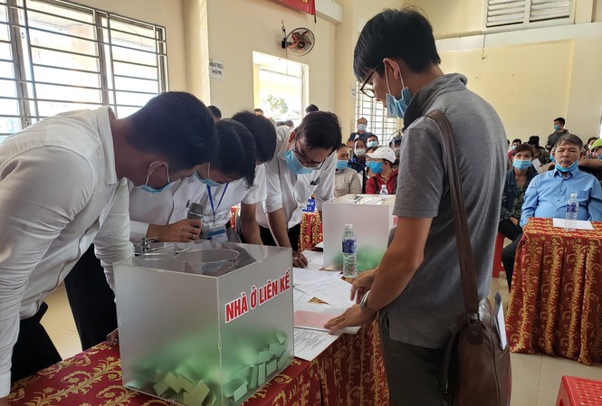 Những hộ dân đầu tiên ở vùng dự án sân sân bay Long thành nhận đất tái định cư Người dân bốc thăm nhận đất tái định cư