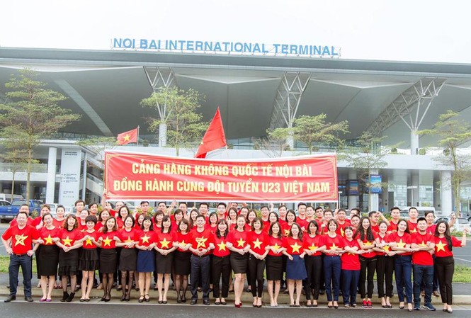 200 nhân viên sân bay Nội Bài đồng phục đỏ rực cổ vũ U23 Việt Nam Nhân viên Cảng Hàng không Nội Bài mặc đồng phục cổ động U23 Việt Nam