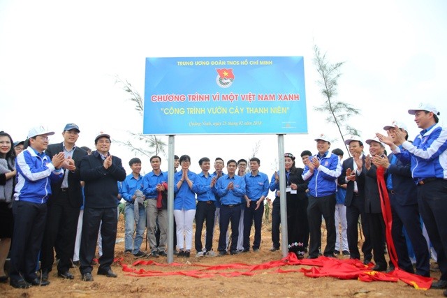 Trồng 11.000 cây chắn sóng tại biển Quảng Ninh Ủy viên Bộ Chính trị, Bí thư Trung ương Đảng, Trưởng Ban Tổ chức Trung ương Phạm Minh Chính cùng đại diện lãnh đạo các Ban, Bộ, ngành Trung ương, địa phương cùng hơn 2.000 thanh niên chung tay vun trồng rừng phi lao chắn sóng tại Quảng Ninh.