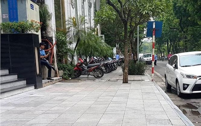 Sau báo cáo Bí thư Hà Nội, vỉa hè 'lạc loài' của đại gia vẫn y nguyên Vỉa hè phá cách, xoá lối đi của người đi bộ trên phố Nguyễn Du vẫn chưa được làm lại