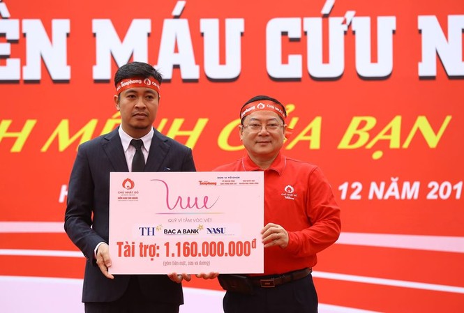 Quỹ Vì Tầm Vóc Việt đồng hành cùng Chủ nhật Đỏ Đại diện Quỹ Vì Tầm Vóc Việt trao biển tài trợ cho Tổng Biên tập Báo Tiền Phong Lê Xuân Sơn - Trưởng Ban Tổ chức Chủ nhật đỏ