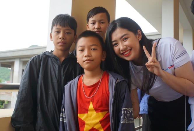 Vẻ đằm thắm của Người đẹp truyền thông Phạm Ngọc Linh ở huyện miền núi Quảng Bình Phạm Ngọc Linh cùng các học trò nghèo nhận học bổng từ chương trinh
