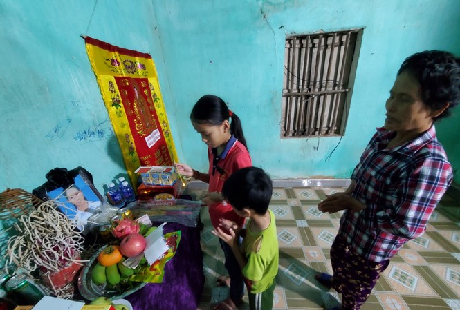 Xót thương 2 trẻ mồ côi ở với bà ngoại bị ung thư di căn Ba bà cháu bên bàn thờ của chị Thùy