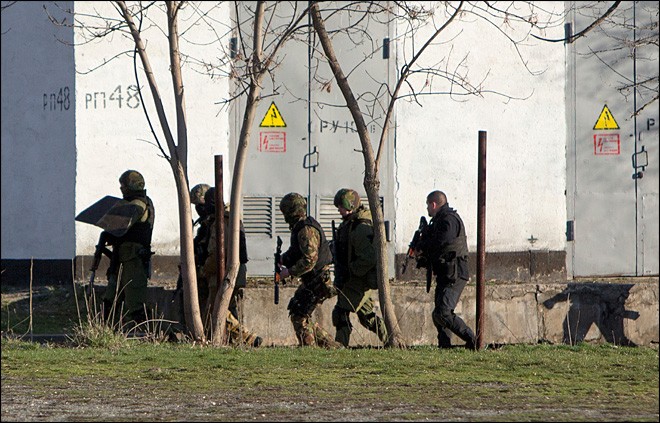 Binh sĩ Ukraine bị bắn chết ở Crimea Nhóm người có vũ trang 'không xác định' có mặt gần đơn vị quân sự Ukraina tại Simferopol, Crimea hôm 18/3. Ảnh: AP