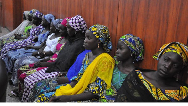 Thêm 20 phụ nữ Nigeria bị phiến quân bắt cóc Một vài nữ sinh bị bắt cóc nhưng may mắn trốn thoát tại một cuộc họp báo ở Borno hôm 2/6 (Ảnh: Latimes)
