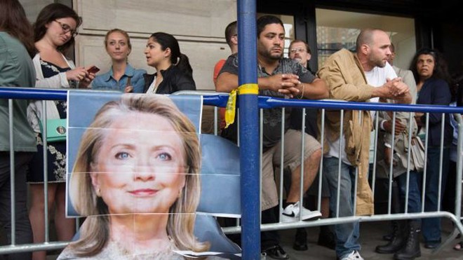 Người Mỹ xếp hàng dài trong lễ ra mắt sách của Hillary Clinton Người Mỹ xếp hàng dài trong lễ ra mắt sách của Hillary Clinton