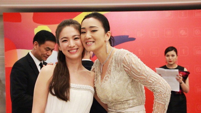 Song Hye Kyo, Củng Lợi, Ôn Bích Hà lộng lẫy trên thảm đỏ Song Hye Kyo, Củng Lợi, Ôn Bích Hà lộng lẫy trên thảm đỏ