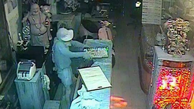 Tên trộm táo bạo khoắng nhiều tiệm vàng, cửa hàng, nhà dân Nhanh nhẹn thu gọn số vàng trưng bày trong tủ kính
(Ảnh công an huyện Phong Điền cung cấp)