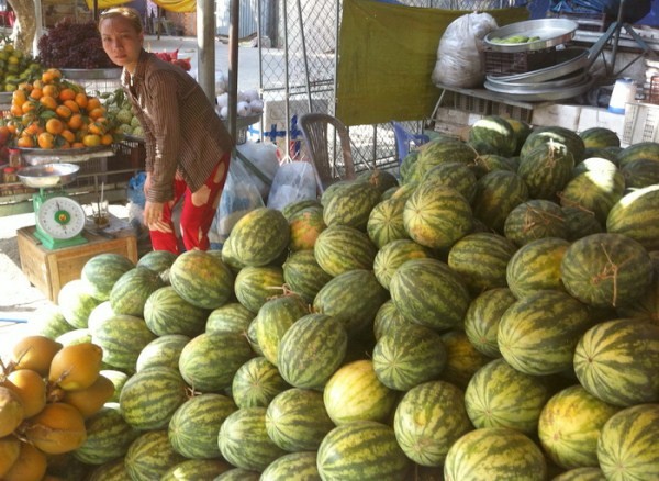 Mùng 3 Tết, nông dân ra ruộng, tiểu thương bám đường Mùng 3 Tết, nông dân ra ruộng, tiểu thương bám đường