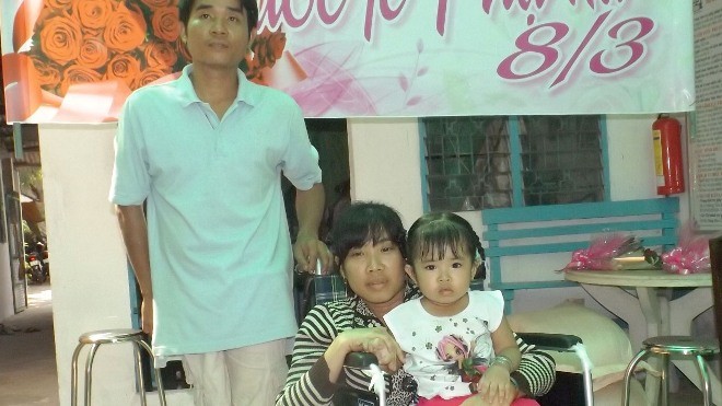 Đóa hoa 8-3 của đôi vợ chồng khuyết tật Đóa hoa 8-3 của đôi vợ chồng khuyết tật
