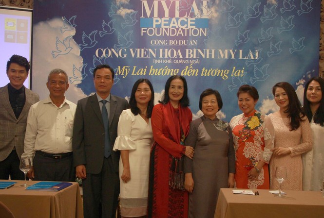 Xây công viên tưởng nhớ 504 nạn nhân thảm sát Mỹ Lai Lãnh đạo tỉnh Quảng Ngãi chụp ảnh lưu niệm cùng các cơ quan, đơn vị thực hiện dự án tại buổi họp báo