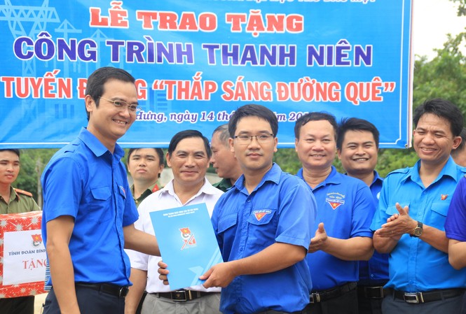 Bí thư T.Ư Đoàn thăm, tặng quà chiến sỹ Mùa hè xanh tại Bình Phước Bí thư T.Ư Đoàn thăm, tặng quà chiến sỹ Mùa hè xanh tại Bình Phước