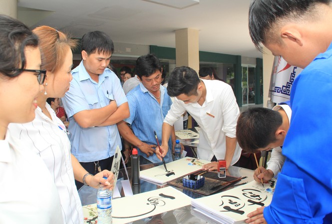 Tiếp nhận 450 đơn vị máu tại ngày hội 'Sống đẹp vì cộng đồng' Tiếp nhận 450 đơn vị máu tại ngày hội 'Sống đẹp vì cộng đồng'