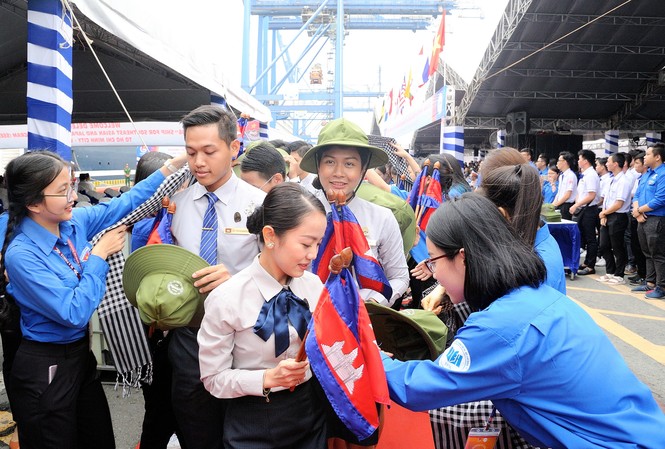 Đại biểu Tàu Thanh niên Đông Nam Á - Nhật Bản bắt đầu lưu giữ kỷ niệm tại TPHCM Đại biểu Tàu Thanh niên Đông Nam Á - Nhật Bản bắt đầu lưu giữ kỷ niệm tại TPHCM