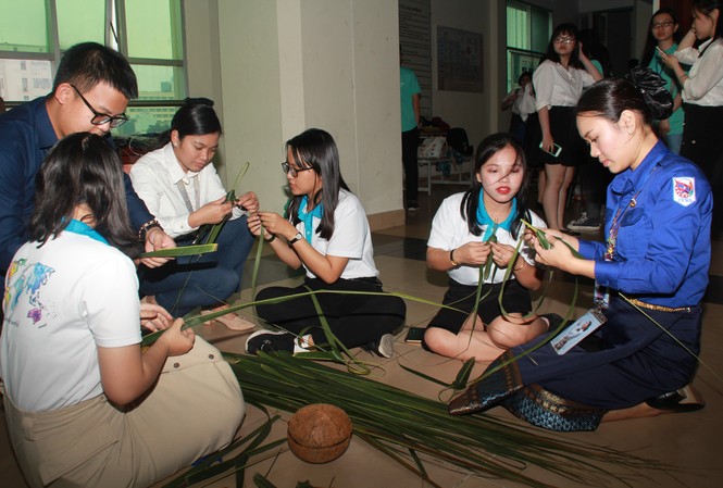 Đại biểu Tàu Thanh niên Đông Nam Á-Nhật Bản học kết lá dừa, tìm hiểu nón lá Việt Đại biểu Tàu Thanh niên Đông Nam Á-Nhật Bản học kết lá dừa, tìm hiểu nón lá Việt
