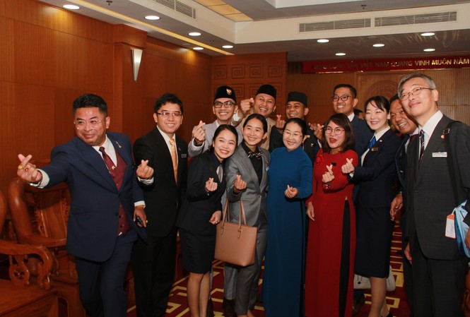 Lãnh đạo Quốc gia các nước tham gia SSEAYP 2019 'thả tim' cùng lãnh đạo TPHCM Lãnh đạo Quốc gia các nước tham gia SSEAYP 2019 'thả tim' cùng lãnh đạo TPHCM