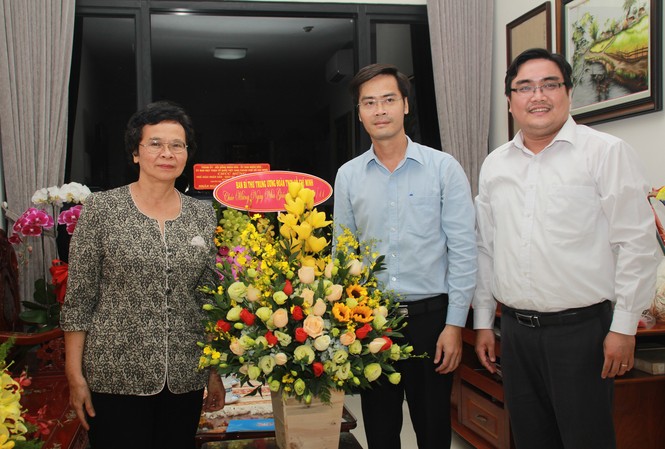 T.Ư Đoàn thăm, chúc mừng Nhà giáo nhân dân, Giáo sư, Tiến sỹ Phan Thị Tươi T.Ư Đoàn thăm, chúc mừng Nhà giáo nhân dân, Giáo sư, Tiến sỹ Phan Thị Tươi
