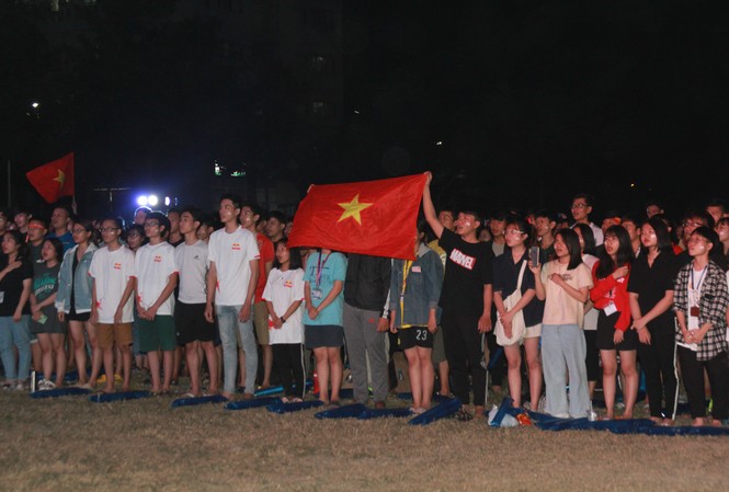 Từ ký túc xá, hàng trăm sinh viên chào cờ cộng hưởng cùng đội tuyển U22 Việt Nam Từ ký túc xá, hàng trăm sinh viên chào cờ cộng hưởng cùng đội tuyển U22 Việt Nam