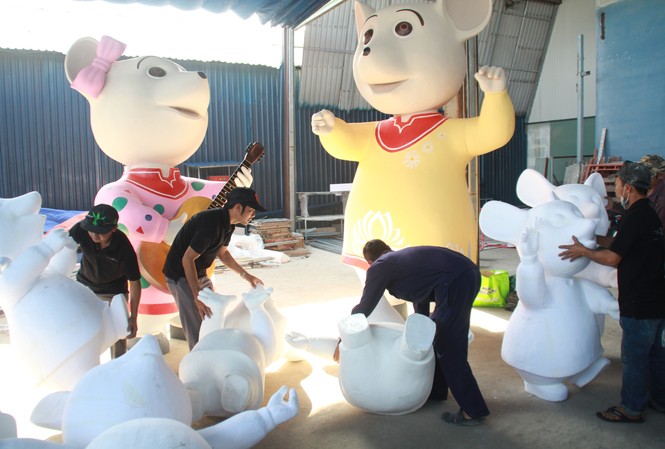 Hé lộ tạo hình nhà chuột tại đường hoa Tết ở phố Nguyễn Huệ Hé lộ tạo hình nhà chuột tại đường hoa Tết ở phố Nguyễn Huệ