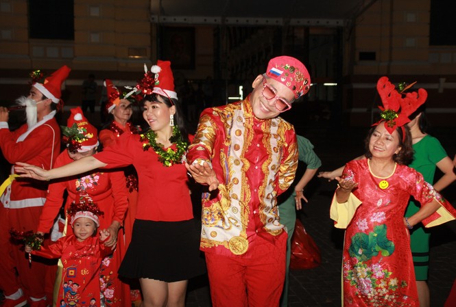 MC Thanh Bạch nhảy múa Giáng sinh tưng bừng, gây 'náo loạn' đường phố MC Thanh Bạch nhảy múa Giáng sinh tưng bừng, gây 'náo loạn' đường phố
