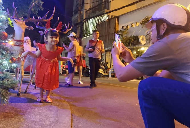 Bố mẹ đưa con đến check-in ở biệt thự lộng lẫy của Đàm Vĩnh Hưng đêm Noel Bố mẹ đưa con đến check-in ở biệt thự lộng lẫy của Đàm Vĩnh Hưng đêm Noel