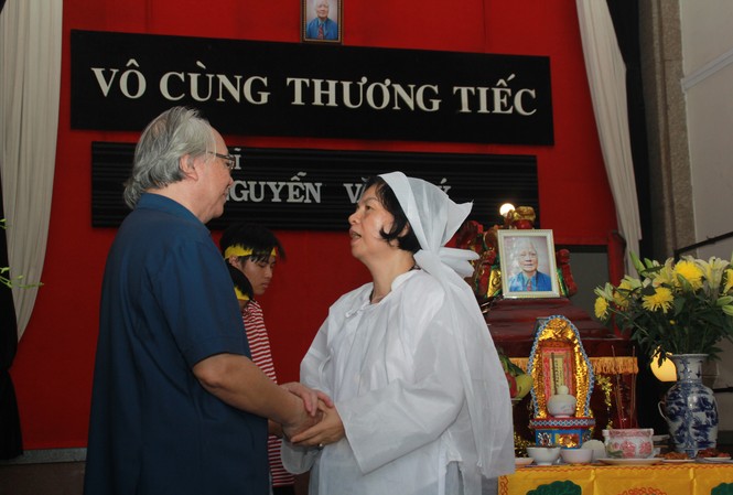 NSND Trần Hiếu, Trần Long Ẩn và đồng nghiệp đến tiễn biệt nhạc sỹ Nguyễn Văn Tý NSND Trần Hiếu, Trần Long Ẩn và đồng nghiệp đến tiễn biệt nhạc sỹ Nguyễn Văn Tý