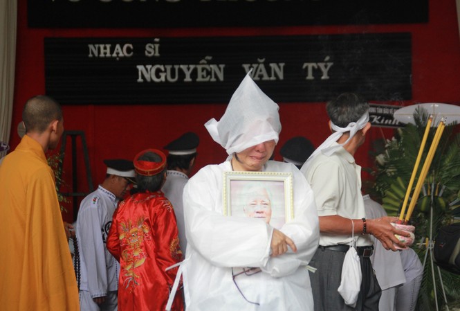 Gia đình, đồng nghiệp tiễn đưa nhạc sỹ Nguyễn Văn Tý về cõi vĩnh hằng Gia đình, đồng nghiệp tiễn đưa nhạc sỹ Nguyễn Văn Tý về cõi vĩnh hằng