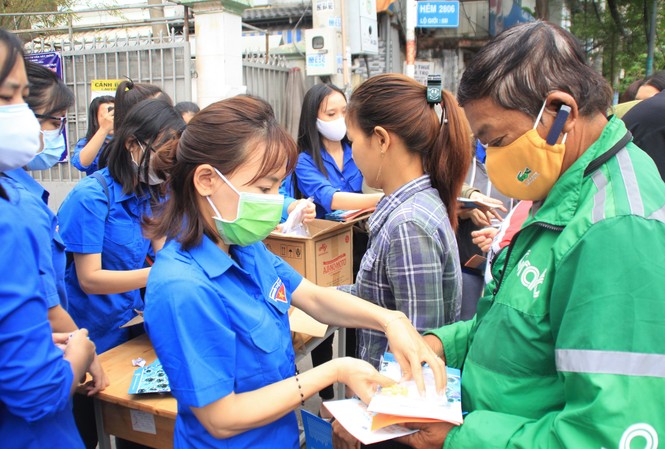 Thanh niên TPHCM tặng công cụ phòng dịch COVID-19 ở bến phà, phố Hàn Thanh niên TPHCM tặng công cụ phòng dịch COVID-19 ở bến phà, phố Hàn