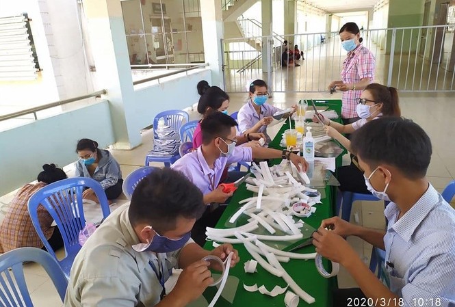 Tuổi trẻ BVĐK Bình Thuận làm kính bảo hộ tặng y bác sỹ chống dịch Tuổi trẻ BVĐK Bình Thuận làm kính bảo hộ tặng y bác sỹ chống dịch