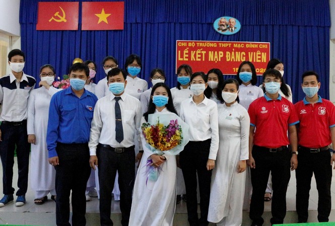 Kết nạp Đảng nhiều chiến sỹ tình nguyện hè Kết nạp Đảng nhiều chiến sỹ tình nguyện hè