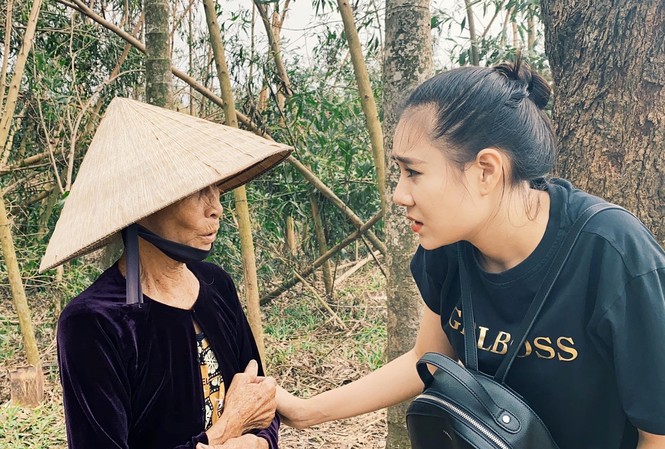 Diễn viên Hồ Bích Trâm hỗ trợ xây nhà, tặng quà bà con vùng bão lũ Quảng Ngãi Diễn viên Hồ Bích Trâm hỗ trợ xây nhà, tặng quà bà con vùng bão lũ Quảng Ngãi