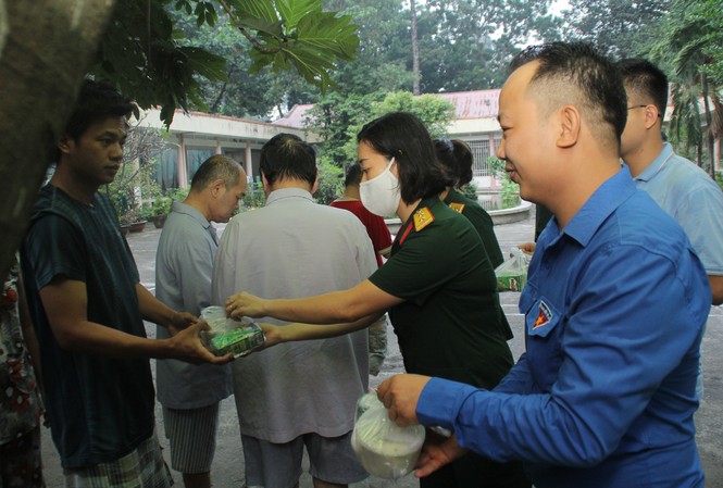 Đoàn viên, thanh niên mang phần ăn sáng đến người bệnh Đoàn viên, thanh niên mang phần ăn sáng đến người bệnh