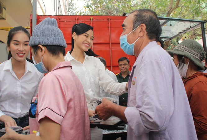 Chuyến thiện nguyện đầu tiên của Top 3 HHVN 2020 đến với các bệnh nhân, thương bệnh binh Chuyến thiện nguyện đầu tiên của Top 3 HHVN 2020 đến với các bệnh nhân, thương bệnh binh