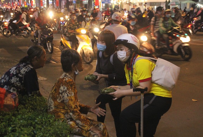Chiến sĩ 'Xuân tình nguyện' tặng bánh chưng cho người nghèo dịp Tết đến xuân về Chiến sĩ 'Xuân tình nguyện' tặng bánh chưng cho người nghèo dịp Tết đến xuân về