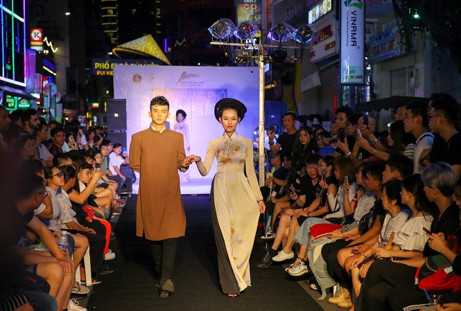 Ngắm TOP 20 Miss Hutech trình diễn áo dài trên Phố đi bộ Bùi Viện Ngắm TOP 20 Miss Hutech trình diễn áo dài trên Phố đi bộ Bùi Viện