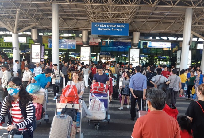 Người dân xếp hàng gần nửa giờ đồng hồ đón taxi ở sân bay Tân Sơn Nhất Người dân xếp hàng gần nửa giờ đồng hồ đón taxi ở sân bay Tân Sơn Nhất
