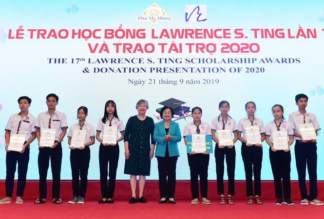 Quỹ Lawrence S. Ting và Công ty Phú Mỹ Hưng trao học bổng gần 8,5 tỷ đồng Nguyên Phó Chủ tịch nước Trương Mỹ Hoa và bà Ting Fei Tsong Ching- Chủ tịch Ủy ban điều hành Quỹ Lawrence S. Ting, trao học bổng cho các em học sinh