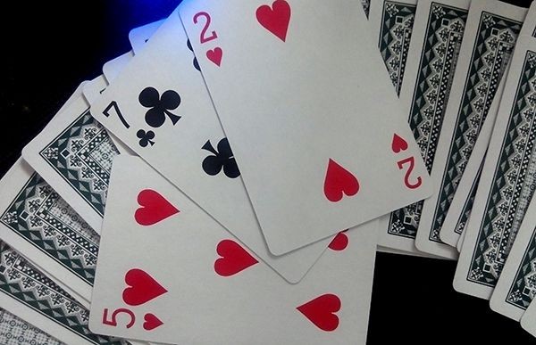 4 sinh viên ĐH Sư phạm Kỹ thuật TPHCM bị kỷ luật vì đánh bài trong trường Đánh bài trong trường học là vi phạm kỷ luật